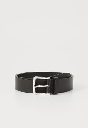 Sort læderbælte med en glat tekstur, der har en skinnende sølvmetalknap og et enkelt design. Justerbar længde for pasform.
