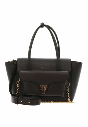 Bolso de mano de cuero negro con dos asas superiores, bolsillo delantero con solapa y cierre dorado, y una correa de hombro desmontable con detalle de cadena dorada.