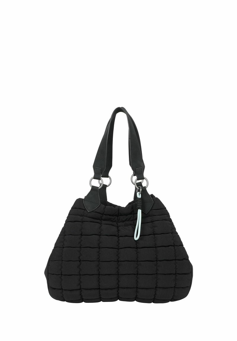 Bolso de mano negro acolchado con una textura suave; cuenta con dos asas negras, herrajes plateados y un detalle de acento azul claro.