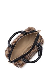 Sac en fausse fourrure avec un motif léopard, accents en cuir noir, poignées courtes et une ouverture zippée révélant un intérieur beige.