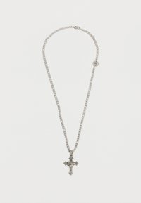 Ασημένιο κολιέ με αλυσίδα και περίτεχνο μενταγιόν σε σχήμα σταυρού με πανό "Los Angeles" και διακοσμητική λεπτομέρεια καρδιάς.