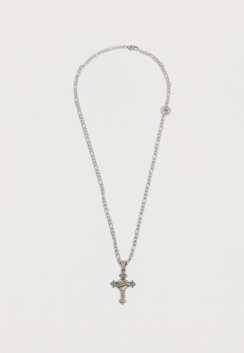 Ασημένιο κολιέ με αλυσίδα και περίτεχνο μενταγιόν σε σχήμα σταυρού με πανό "Los Angeles" και διακοσμητική λεπτομέρεια καρδιάς.