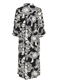 Vestido estampado floral en blanco y negro, con cuello, mangas de tres cuartos y un corte suelto con detalle de pliegues en la parte posterior.