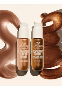 To flasker Sol de Janeiro Glowmotions Glow Oil i Rio Sunset og Copacabana Bronze med matchende virvler av glitrende kroppsolje.