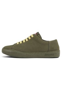 Baskets en daim vert avec des lacets jaunes, embout arrondi et semelle en caoutchouc texturée mouchetée. Design minimaliste avec un détail de couture sur les côtés.