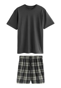 Szary bawełniany T-shirt z okrągłym dekoltem i krótkimi rękawami, zestawiony z szortami w kratę w kolorach czarnym, białym i szarym, z elastycznym paskiem.