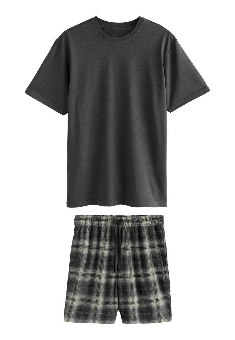 Szary bawełniany T-shirt z okrągłym dekoltem i krótkimi rękawami, zestawiony z szortami w kratę w kolorach czarnym, białym i szarym, z elastycznym paskiem.