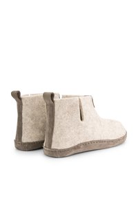 Vilt enkelboots in lichtgrijs met bruine accenten, voorzien van uitgesneden zijkanten en een gestikte zool voor duurzaamheid.