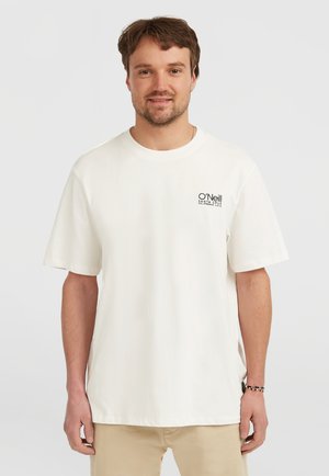 Hvid bomulds t-shirt med korte ærmer, rund halsudskæring og logo-detalje i sort på venstre bryst. Casual pasform med sideslids for komfort.