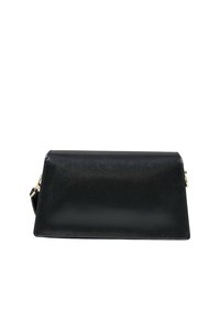 Clutch bag in pelle nera con una texture liscia, forma rettangolare e dettagli in metallo dorato. Presenta un design con pattina pieghevole.