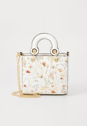Blomsterhåndtaske i hvid med en struktureret overflade. Har en struktureret facon, guld kæderekke og dobbelte hanke. Pyntet med guld hardware.