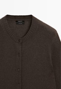 Mørkebrun strik cardigan i kashmir med rund hals og frontlukning med knapper, med ribbet krave og fire knapper.