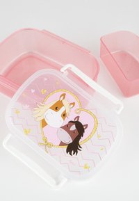 Lunchbox mit einem transparenten Deckel, der ein Herzdesign, rosa und goldene Akzente sowie Illustrationen von zwei Pferden auf einem gemusterten rosa Boden zeigt.