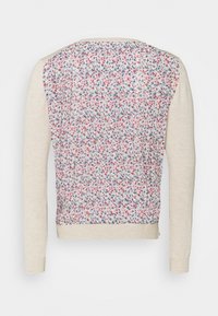 Pullover mit Blumenmuster, der einen sanften, cremefarbenen Körper und ein strukturiertes, mehrfarbiges Blumendesign auf dem Rücken und den Ärmeln hat.
