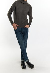 Mo Maglione - mottled dark grey