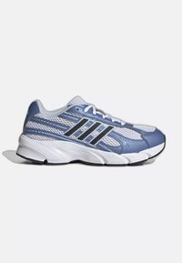 Chaussure de course blanche et bleue avec tige en mesh, bandes noires sur les côtés, lacets blancs et semelle amortie sur un fond clair.