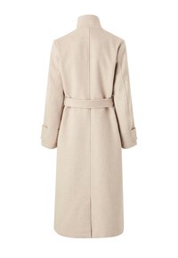 Beige wollen coat met een slank, gestructureerd ontwerp, hoge kraag, ceintuur in de taille en lange mouwen met omgevouwen manchetten. De achterkant laat een strakke afwerking zien.