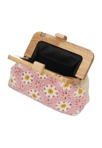 Horgolt borítéktáska rózsaszín virágmintával, amely fehér és sárga margarétákat ábrázol. Fa keret arany kapoccsal, fekete bélés.