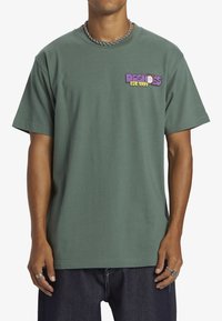 DC Shoes ITS TIME - T-shirts print - bpg dark forest