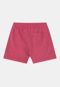 Röda texturerade shorts med elastisk midja och en bakficka, visade från baksidan mot en vit bakgrund.