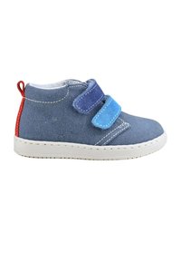 Scarpa alta in denim blu con due cinturini in velcro blu, suola bianca e dettaglio rosso sul tallone. Presenta cuciture bianche e una texture morbida.