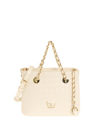 Borsa a tracolla in pelle intrecciata color crema con manici a catena dorata, tracolla regolabile e logo dorato sul davanti.