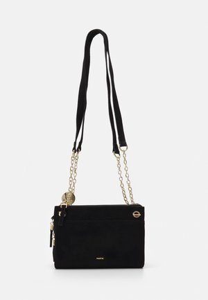 Zwarte rechthoekige crossbodytas met gouden ketting en leren riem, ritssluiting en klein gouden merklogo aan de voorkant.