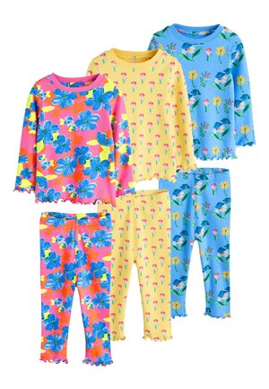 Tre sæt børns toppe med lange ærmer og leggings med blomsterprint i pink, gul og blå farve.