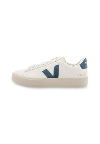 Baskets en cuir blanc avec un logo en daim bleu, dotées d'une semelle en caoutchouc et de lacets plats. Le nom de la marque "VEJA" est embossé sur le talon.