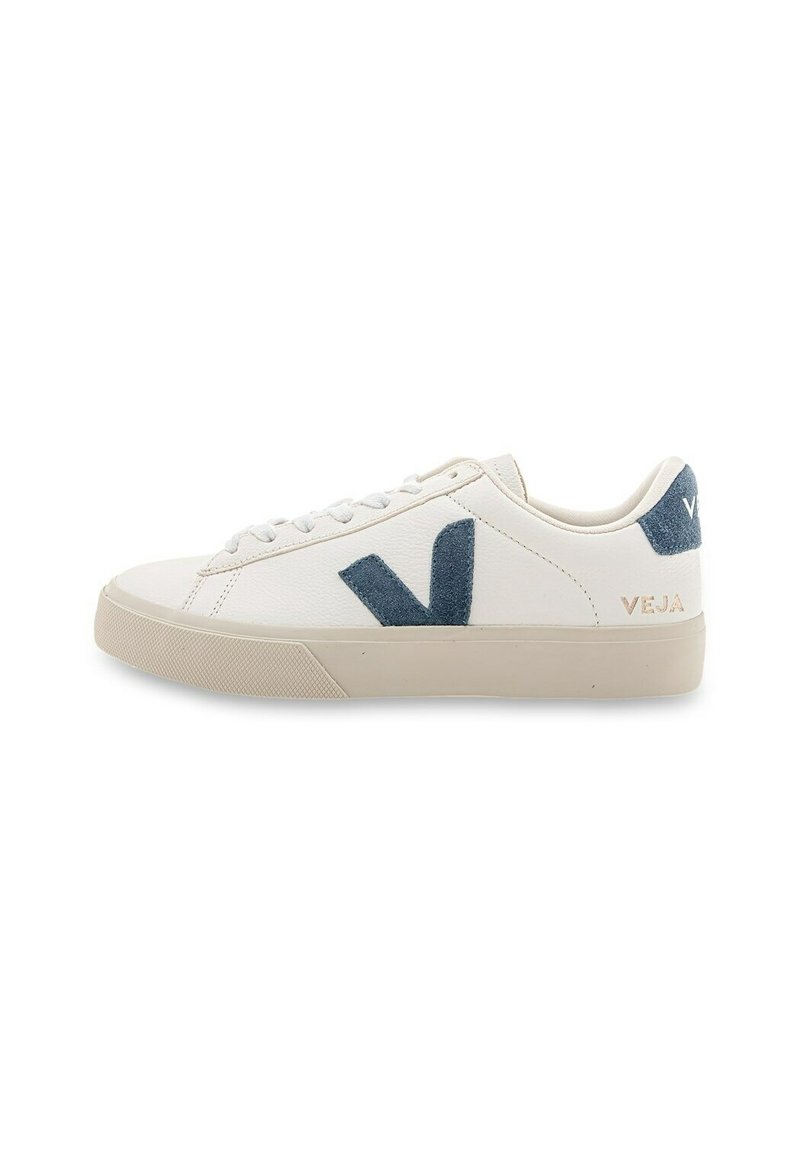 Baskets en cuir blanc avec un logo en daim bleu, dotées d'une semelle en caoutchouc et de lacets plats. Le nom de la marque "VEJA" est embossé sur le talon.