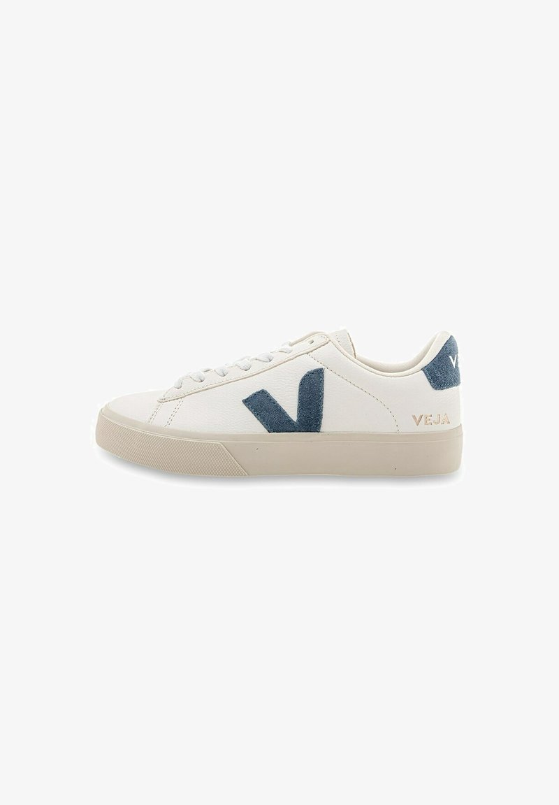 Baskets en cuir blanc avec un logo en daim bleu, dotées d'une semelle en caoutchouc et de lacets plats. Le nom de la marque "VEJA" est embossé sur le talon.