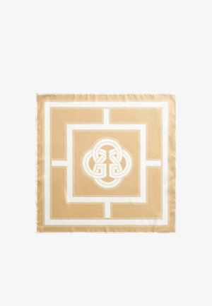 Beige en witte vierkante sjaal met een geometrisch randontwerp en een ineengestrengeld rond embleem met gestileerde "G" letters in het midden.