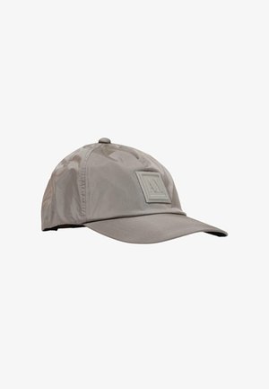 Cappellino da baseball grigio chiaro con visiera leggermente curva e toppa quadrata con logo sulla parte frontale.