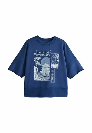 Blå sweatshirt med korte ærmer med grafik af et japansk tempel, træer, måne, bjerg og teksten "Jasuragi Toyokawa."