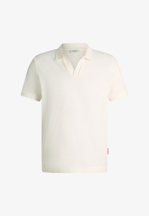 Kremowa, teksturowana koszulka polo z krótkim rękawem, kołnierzykiem i otwartym dekoltem w kształcie litery V, z małą czerwoną boczną metką.