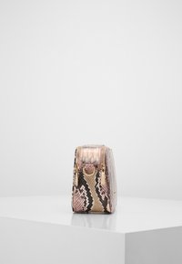 Pequeño bolso rectangular con un patrón de piel de serpiente en tonos de rosa, gris y negro. Presenta herrajes en oro y cierre de doble cremallera.