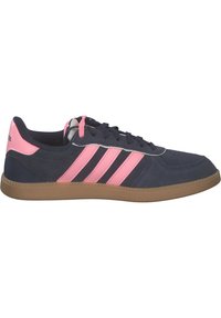 Tamno plavi suede tenisi s ružičastim kožnim detaljima, s tri ružičaste pruge i gumenim potplatom, namijenjeni za svakodnevno nošenje.