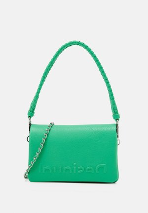 Zielona skórzana torebka z plecionym uchwytem, srebrnym łańcuszkiem i wytłoczonym logo marki na przedniej klapce.