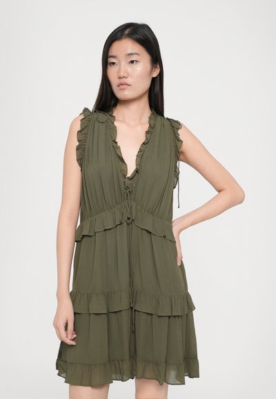 Olivovo zelené šaty bez rukávov s volánmi a hlbokým výstrihom do V. Majú šnúrku v páse a vrstvené volány na sukni.