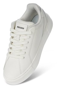 Sneaker bianco con tomaia in pelle liscia, punta rotonda, lacci piatti, interno imbottito e suola in gomma testurizzata. Presenta un logo PEGA sulla linguetta.