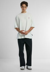 PROHIBITED Camiseta estampada - white