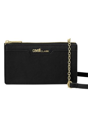 Pochette poignet rectangulaire noire Cavalli Class avec fermeture éclair dorée, logo doré et bandoulière chaîne dorée amovible.