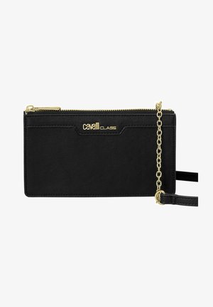Pochette poignet rectangulaire noire Cavalli Class avec fermeture éclair dorée, logo doré et bandoulière chaîne dorée amovible.