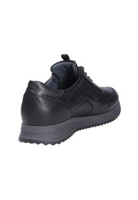 Sneakers neri in pelle con finitura testurizzata, design a profilo basso, chiusura con lacci e suola in gomma per una migliore trazione.