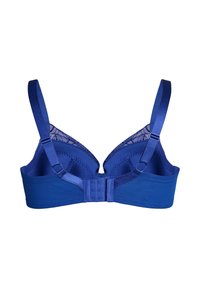 Sujetador azul royal con tirantes ajustables, espalda de encaje texturizado y cierre de gancho y ojal. Tejido liso sin patrones visibles en el exterior.