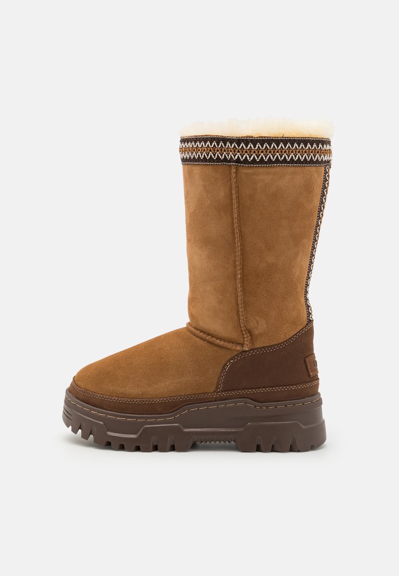 UGG CLASSIC TALL TRAILGAZER - Cizme de iarnă - chestnut
