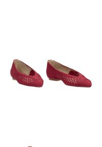 Zapatillas de crochet rojas con punta afilada, que presentan un diseño de tejido abierto, suela plana y un forro interior sutil.