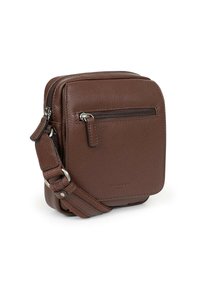 Borsa a tracolla in pelle marrone, forma quadrata, con tasca frontale con zip e tracolla regolabile. Texture liscia con un discreto dettaglio di branding.