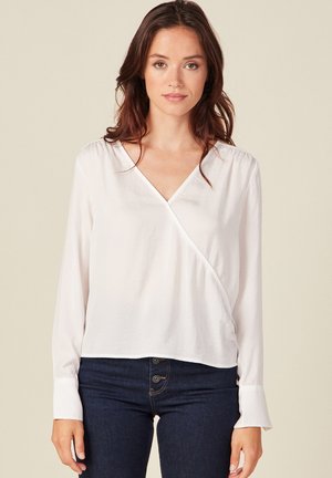 Witte, lichte wikkelblouse met lange mouwen, V-hals en gefronste mouwen. Gestructureerde stof valt zachtjes over het lichaam.