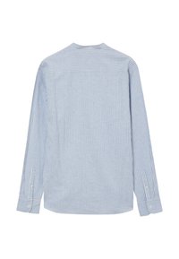 Camicia a maniche lunghe a righe blu chiaro e bianche, con collo rotondo, polsini abbottonati e design dritto sul retro. Tessuto in cotone, stile casual.